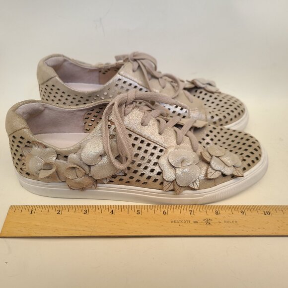 Vince Camuto Brellia Shimmering Tan Sneakers W 9/39 Open Weave Floral Faerie - Picture 15 of 16